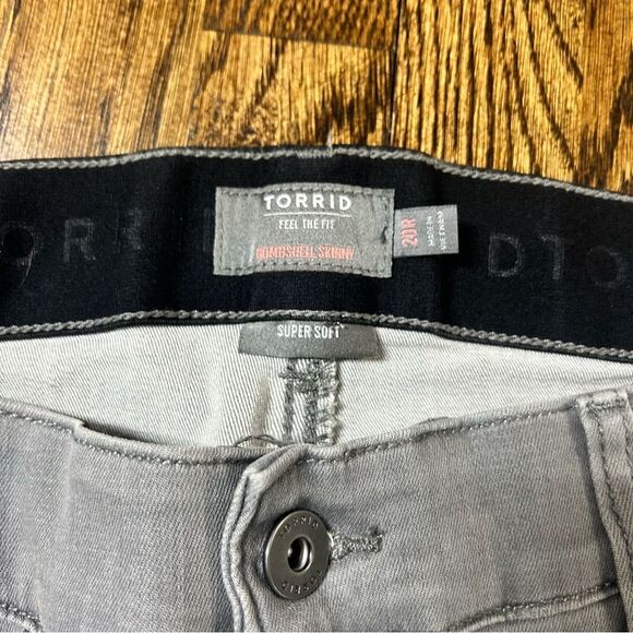 Torrid Feel the Fit Bombshell Skinny 20R Super Soft Grey Distressed High Rise - Picture 10 of 12